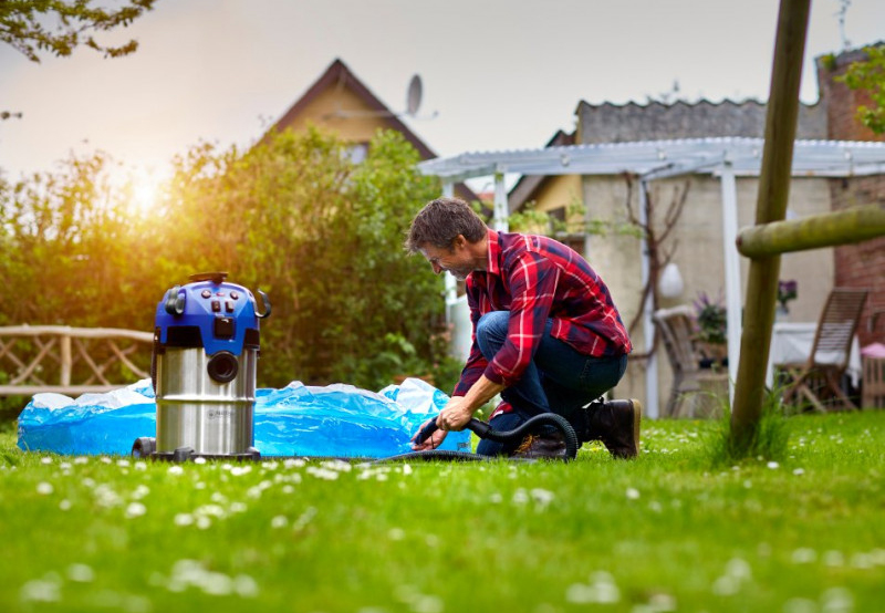 Homme utilisant l'aspirateur Nilfisk Alto Multi II