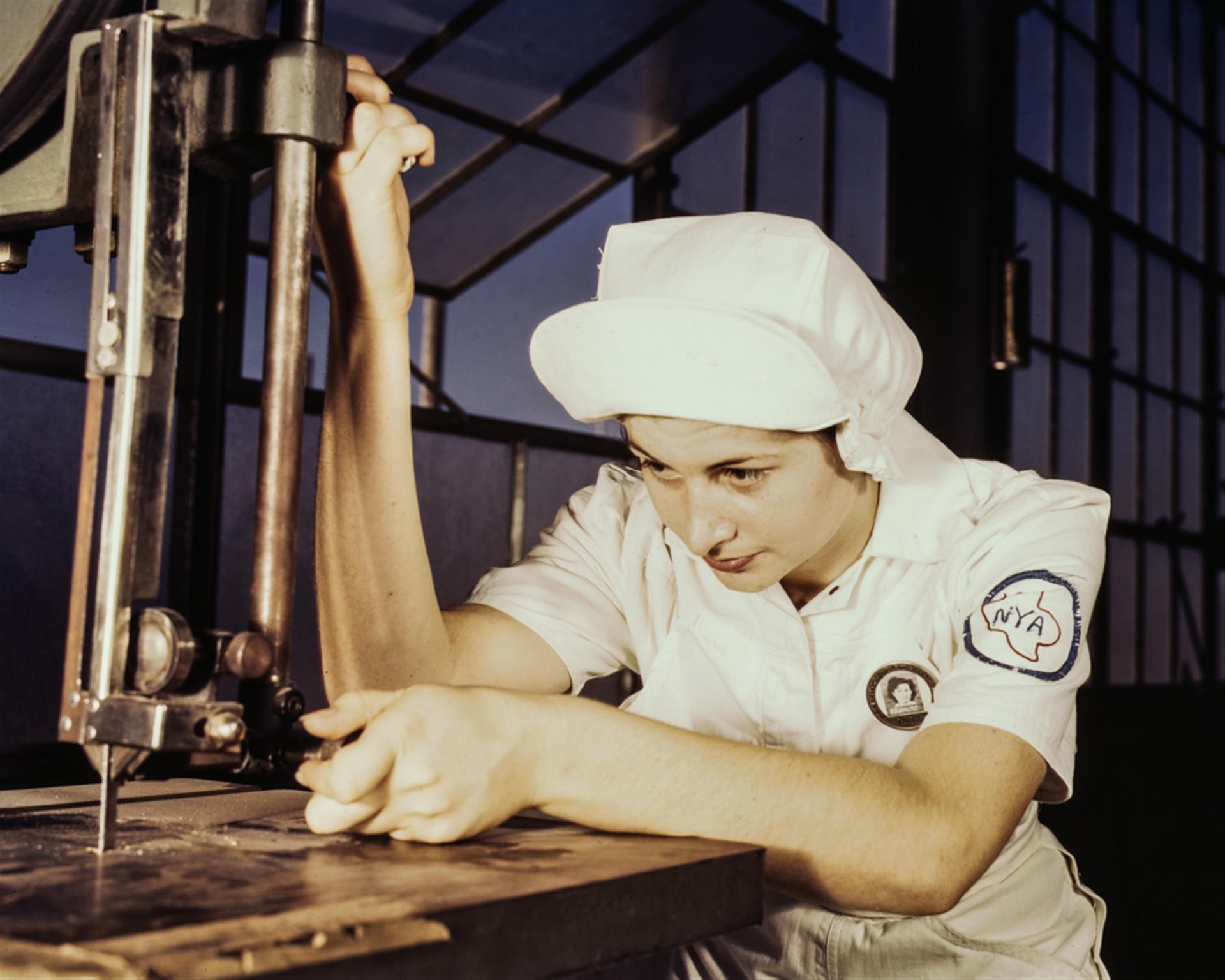 Femme travaillant à l'usine