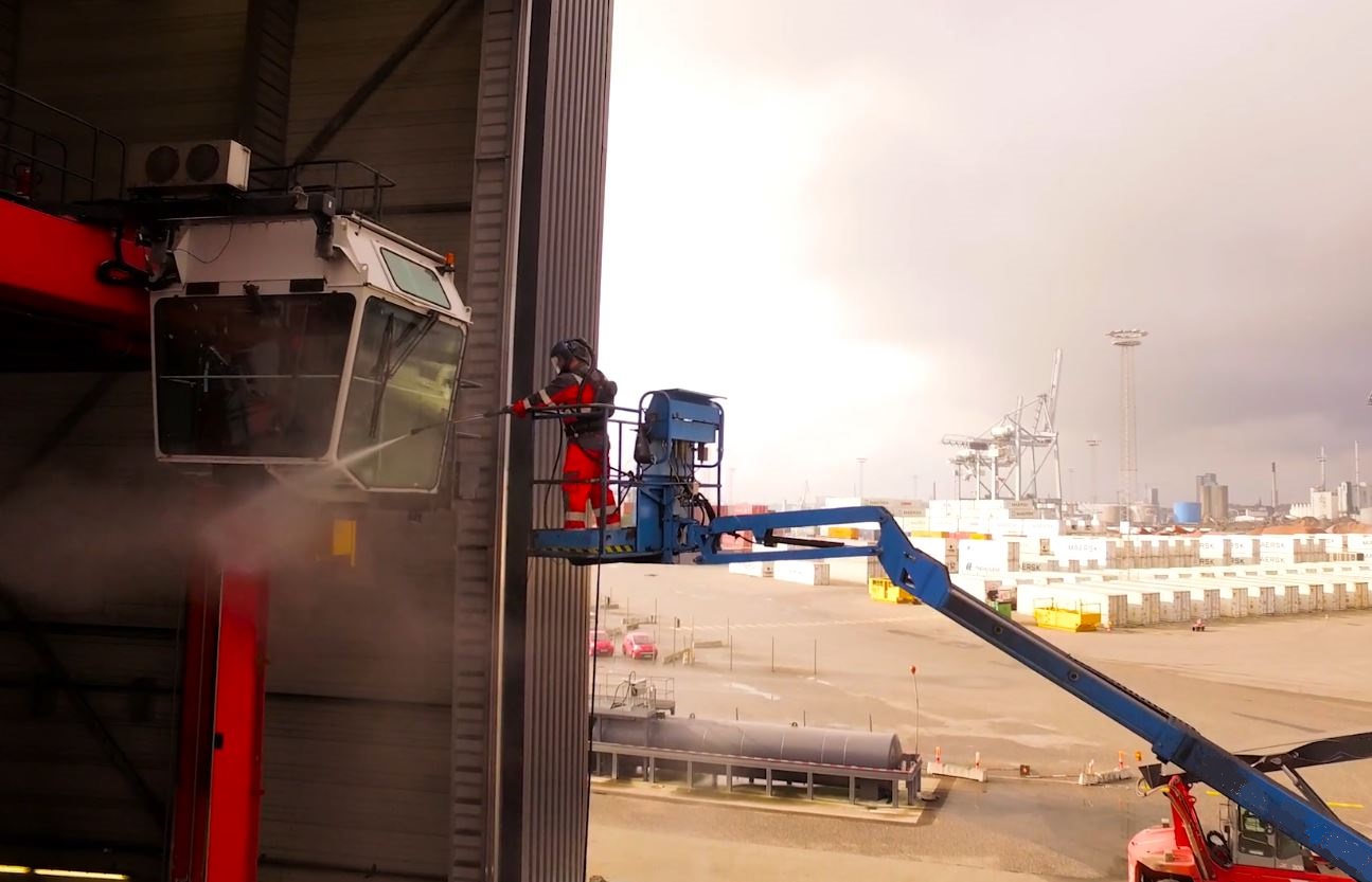 Travaux en hauteur avec le nettoyeur haute pression eau chaude Nilfisk MH6P-200/1300 FAX